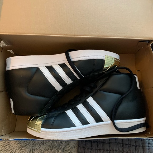 Women’s adidas size 6 gold shell toe. Black with white stripes. New in box - Picture 4 of 4